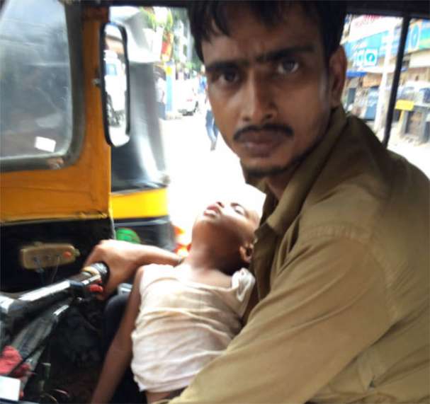 ಮಗನನ್ನು ಮಡಿಲಲ್ಲಿಟ್ಟು ಆಟೋ ಚಲಾಯಿಸುವ ಸಯೀದ್